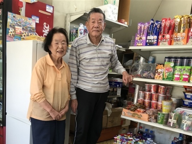駄菓子屋老夫婦.jpg